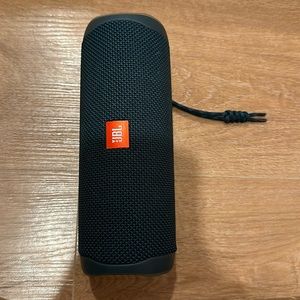 JBL flip 5 speaker